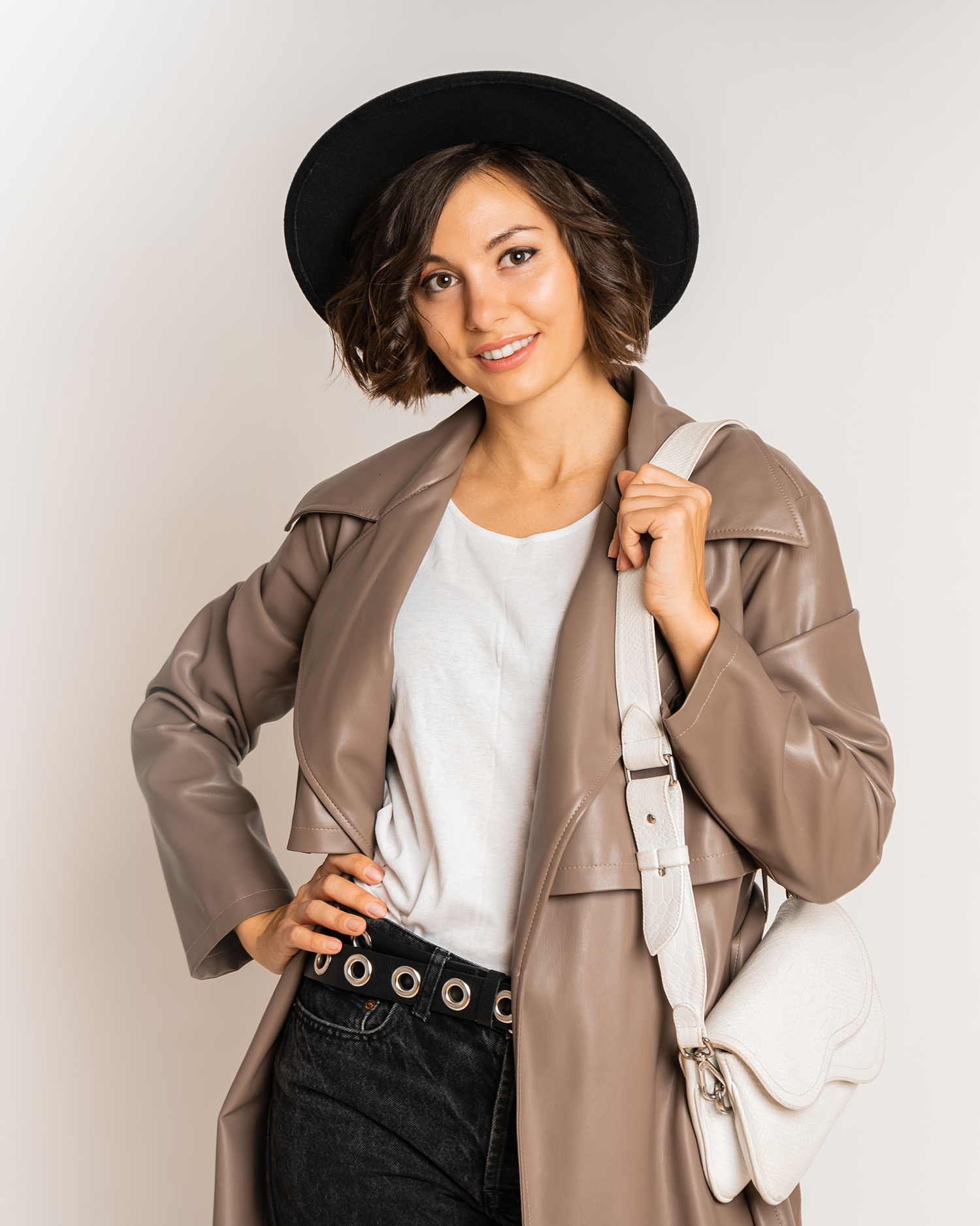 Demo-Artikel Mode brauner Ledermantel mit Hut Demo-Artikel Mode brauner Ledermantel mit Hut