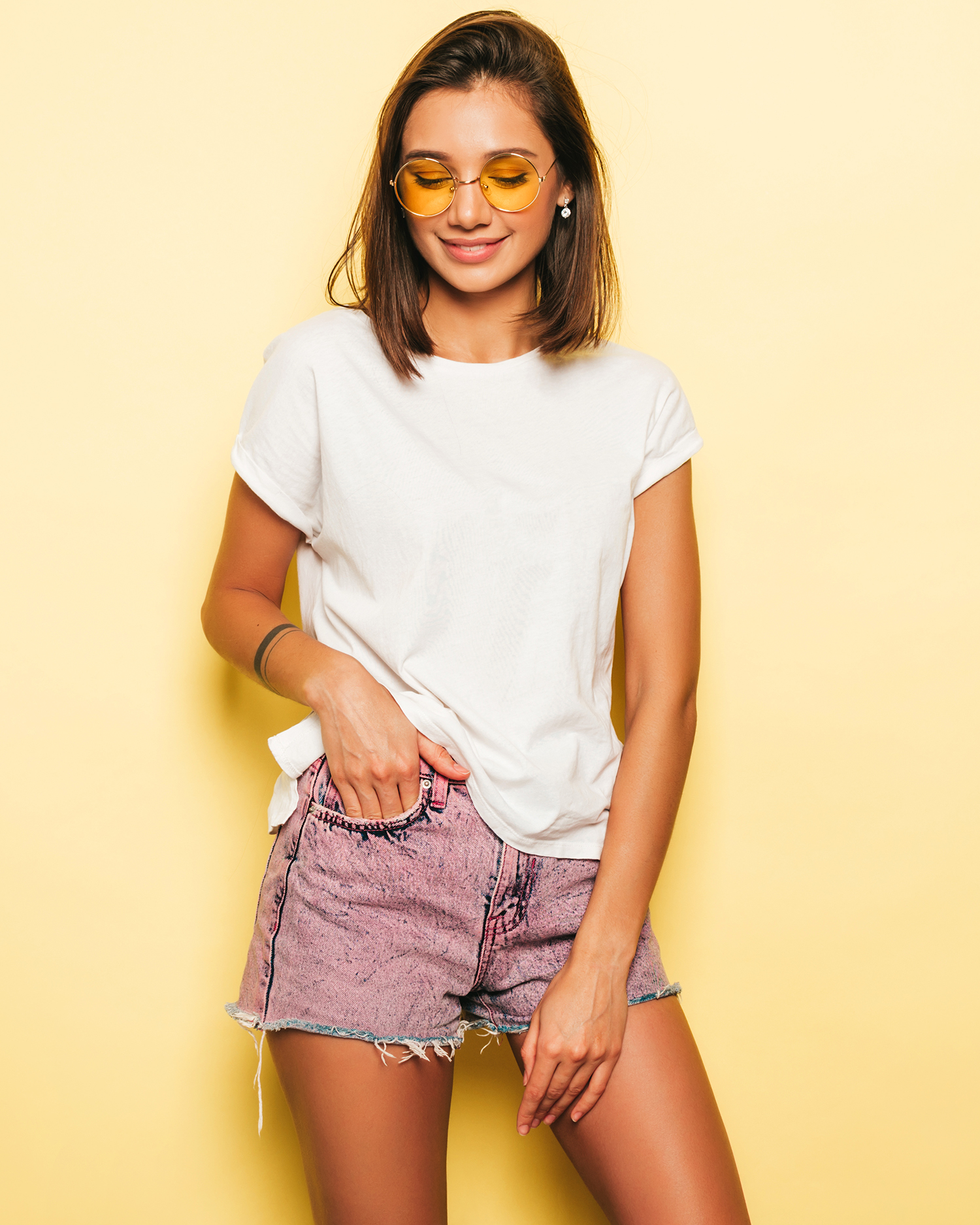 Demo-Artikel Mode weißes Shirt, kurze Hose Grundpreis Demo-Artikel Mode weißes Shirt, kurze Hose Grundpreis