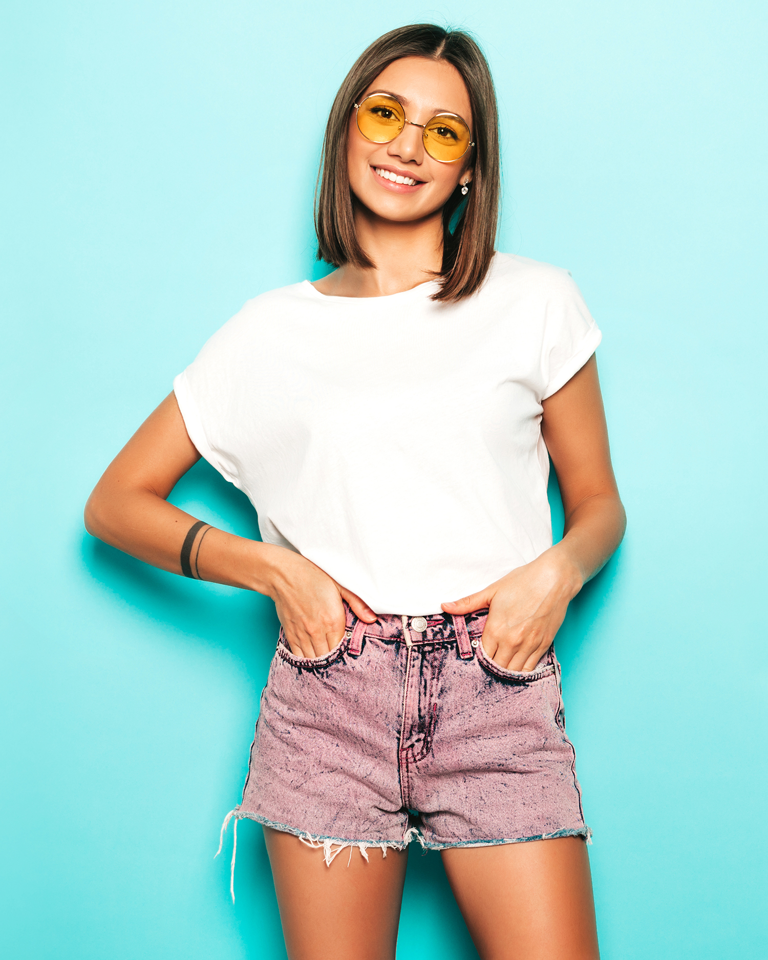 Demo-Artikel Mode a. kurze Hose weißes Shirt Varianten mehrere Ebenen Demo-Artikel Mode a. kurze Hose weißes Shirt Varianten mehrere Ebenen